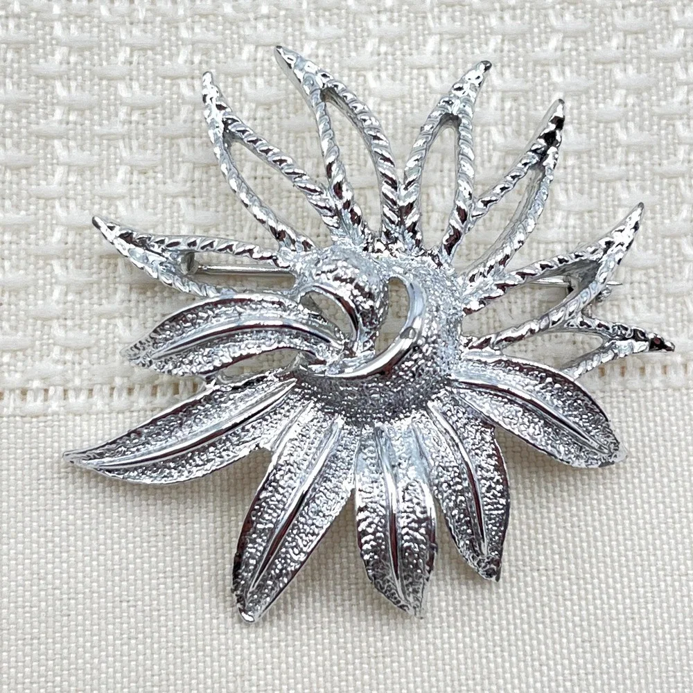Vintage Sarah Coventry Poinsettia Holiday Flower Silver Tone Brooch Pin
